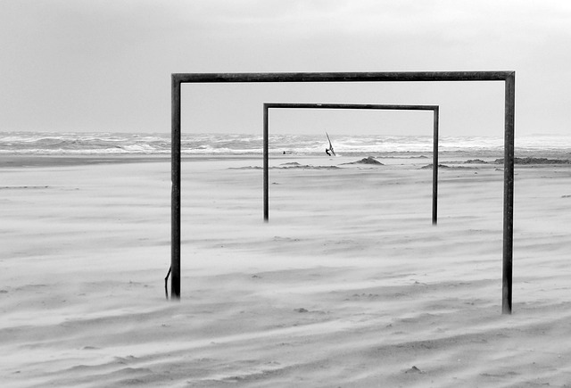 输掉国家德比后，河床球员萨拉斯用拳击打场内拍照的一名人员